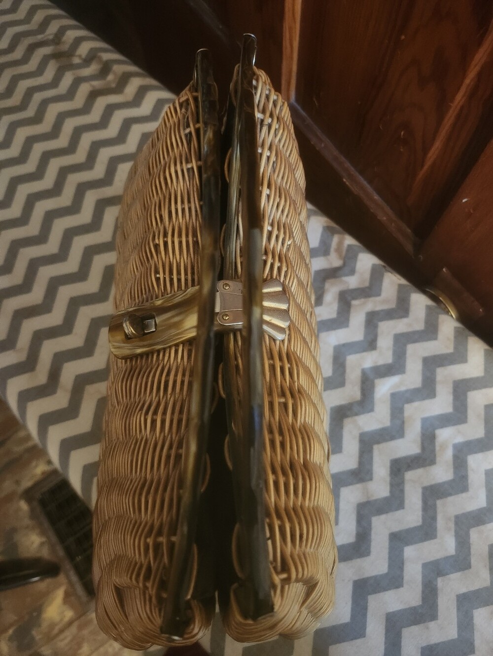 Vintage Raffia Handbag With Double Lucite Handles - Picture 8 of 10
